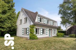 Unieke te renoveren gezinswoning op perceel van 13A 63CA in het hartje van Olen-Centrum.<br /><br />We komen binnen via de royale inkomhal die meteen toegang biedt tot de lichtrijke woonkamer, een aparte keuken met aanpalende berging, kelder en een inpandige garage. Op het gelijkvloers is er bovendien een extra kamer aanwezig die perfect dienst kan doen als bureau, hobbyruimte of een ruimte voor een vrij beroep.<br /><br />Op de eerste verdieping vinden we drie volwaardige slaapkamers en een badkamer. Verder is er nog een opbergzolder aanwezig.<br /><br />Centraal doch rustig gelegen zijn winkels, scholen, openbaar vervoer en andere voorzieningen vlot bereikbaar. Een interessante kans voor wie op zoek is naar een ruime woning met sterke basis en een topligging in Olen.<br /><br />EPC: 652 kWh/m²<br /><br />Nog vragen? Contacteer Immo SP op het nummer 014/59.10.20 of via jill@immosp.be.<br /><br />Benieuwd naar de waarde van uw eigen woning? Vraag vrijblijvend een gratis schatting aan – wij helpen u graag verder!