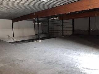 Veelzijdig magazijn/loods van 240 m² te huur in Veurne<br /><br />Zoekt u een praktische opslagruimte voor uw onderneming? Dit magazijn van 240 m² te Veurne biedt de ideale oplossing voor KMO's en zelfstandigen die op zoek zijn naar ruimte, toegankelijkheid.<br /><br />Troeven en afwerking:<br /><br />*Toegankelijkheid: Uitgerust met een dubbele automatische poort én een verzonken laadkaai voor optimaal comfort bij het laden en lossen.<br /><br />*Structuur: Een slimme 2-ledige indeling met zowel een standaard als een hoge nokhoogte, wat flexibele stapelmogelijkheden biedt.<br /><br />*Kwalitatieve basis: Duurzame betonvloer en reeds voorziene TL-verlichting.<br /><br />Financiële en praktische modaliteiten:<br /><br />*Beschikbaarheid: In overleg te bepalen.<br />*Onroerende Voorheffing:€ 87,50 / maand (ten laste van de huurder).<br />*Nutsvoorzieningen: Voorschot van € 40,00 / maand.<br />*Btw-regime:Terbeschikkingstelling valt onder het btw-stelsel.<br /><br />Aarzel zeker niet om contact met ons op te nemen indien dit bedrijfsvastgoed te huur in Veurne u kan interesseren. We plannen met plezier een bezoek ter plaatse in.