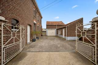 Deze droomwoning is ruimte en comfort. De woning is instapklaar en beschikt over 3 slaapkamers, wat ideaal is voor een gezin. Daarnaast is er een ruime tuin met een oostelijke oriëntatie, waardoor je de hele dag van de zon kunt genieten. Tevens is er ook een terras waar je heerlijk kunt ontspannen en een garage voor het veilig opbergen van je wagen. Ook zijn er nog 2 parkeerplaatsen beschikbaar, wat handig is als je gasten over de vloer hebt. Naast de woning is er een aanbouw van maar liefst 33,70m² met een hoogte van 8,80m. Deze ruime kan perfect benut worden om de woning eventueel uit te breiden op meerdere niveaus. Kortom, deze woning heeft alles wat je nodig hebt voor een comfortabel en ruim leven in het rustige Wommersom.