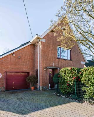 DESTELBERGEN - Te renoveren gezinswoning op rustige ligging Gelegen in de Adrien De Grootestraat 16, in een rustige, doodlopende straat, bevindt zich...