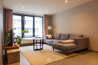 <p><span>GENT - Kortrijksesteenweg 388:  Ben je op zoek naar een ruim en recent appartement te huur vlakbij Sint-Pietersstation in Gent? Dan is dit pand misschien iets voor jou.</span></p><p><span> </span></p><p><span>De voornaamste troeven:</span></p><ul><li><span>Energiezuinig appartement</span></li></ul><ul><li><span>Gelegen nabij Sint-Pietersstation</span></li><li><span>Goed bereikbaar met wagen, openbaar vervoer en fiets</span></li></ul><p><span> </span></p><p><span> </span></p><p><span>Indeling:</span></p><p><span>Inkomhal met apart toilet, leefruimte met open ingerichte keuken (kookplaat, oven, dampkap, koelkast), ruime berging (incl. aansluiting wasmachine), 2 slaapkamers, badkamer uitgerust met inloopdouche en dubbel lavabomeubel. Ondergrondse gemeenschappelijke fietsenberging aanwezig in het gebouw. </span></p><p><span> </span></p><p><span>Belangrijke info:</span></p><p><span>Beschikbaar vanaf 15/11/2026. Domicilie verplicht.</span></p><p><span>Huurprijs: € 1100 + € 85 algemene delen. EGW (elektriciteit, gas en water) afzonderlijk af te rekenen.  </span></p><p><span>EPC: 92 kWh/m² jaar (A-label)</span></p><p><span> </span></p><p><span>Interesse in dit tof appartement? Vraag dan snel jouw bezoek aan via onze website www.axellenaerts.be!</span></p>