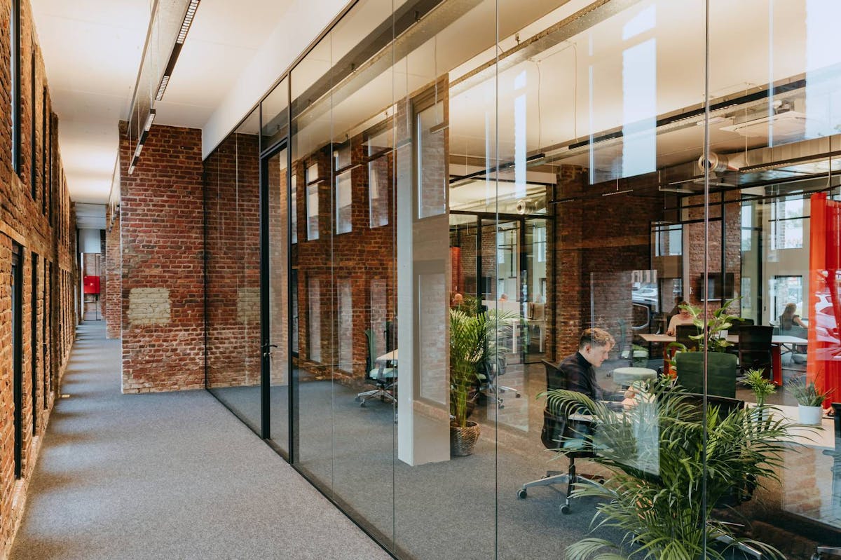 Instapklare kantoren van ca. 725 m² te koop in Kortrijk - foto 1