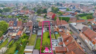 Deze prachtige verzorgde woning te Lauwe biedt een uitstekende combinatie van ruimte, comfort en potentieel. Gelegen op een aangenaam perceel beschikt de woning over een praktische indeling, een ruime inpandige garage en een gezellige onderhoudsvriendelijke tuin, omvattende o.a.:
<ul>
<li>Inkomhal</li>
<li>Inpandige garage met sektionale poort, multifunctioneel en ideaal als extra wasruimte en/of bergruimte.</li>
<li>Een open en lichtrijke leefruimte met een vernieuwde gaskachel (2025)</li>
<li>Eetplaats me aangrenzende keuken 2024</li>
<li>Badkamer met prachtige inloopdouche en lavabomeubel</li>
<li>Afzonderlijk toilet</li>
<li>Zeer gezellig aangelegd terras, deels overdekt</li>
<li>Aangelegde tuin, privaat afgesloten met extra berghok</li>
<li>Parkeerruimte voor meerdere wagens</li>
</ul>
Op de eerste verdieping vind je een ruime nachthal die toegang biedt tot 3 slaapkamers en een 2<sup>de</sup> afzonderlijk toilet.<br />Via een vaste trap bereik je de mezzanine, die perfect kan dienen als extra slaapkamer, bureau of mancave.<br />De nachthal is uitgerust met een airco warm/koud.<br />Divers: De woning is bovendien gunstig gelegen in het centrum van Lauwe, met alle voorzieningen binnen handbereik, terwijl je toch geniet van een rustige omgeving met weinig geluidsoverlast.<br />Overal dubbele beglazing, centrale verwarming op aardgas, elektrische rolluik vooraan op het gelijkvloers.<br /><strong>Grondoppervlakte:</strong> 305m² - <strong>Bewoonbare oppervlakte:</strong> ca. 154m²<br /><strong>EPC:</strong> 237 kWh/m² jaar – Label C<br /><strong>P-score:</strong> A – <strong>G-score:</strong> A<br />Een verrassend ruime en perfect onderhouden woning waar comfort, energiezuinigheid en een uitstekende ligging samenkomen.<br /><strong>Interesse? Contacteer Immo Debo via 0477 79 60 97 of mail naar geert@immodebo.be en plan vandaag nog uw bezoek.</strong>