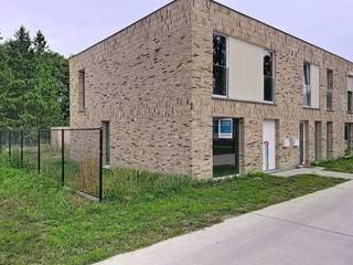 <br /><br />Deze HOB op lot 7 is gebouwd op een perceel van 192 m² en achteraan ontsloten door een uitweg die uitgeeft op jouw eigen parkeerplaats. De tuinomheining en tuinhuis worden voorzien. GLVLS: inkom, wc, ruime living met ingerichte keuken met eiland en berging. De grote raampartijen zorgen voor veel lichtinval. 1ste VERD.: drie slpk, wc, badk. met ligbad, douche en badmeubel met dubbele lavabo en berging. Energieneutrale woning (E-peil -14! = A+label) dankzij het doorgedreven isolatiepakket, warmtepomp met vloerverwarming (+ koeling), zonnepanelen (6480 wp) en ventilatiesysteem D. Hiermee voldoe je aan de toekomstige normen en bespaar je uitermate op je woonkost. Ideaal gelegen in residentiële omgeving vlakbij tramhalte en vlotte fietsverbinding naar centrum Gent. Winkels en scholen zijn vlakbij. <br /><br />De kers op de taart? Een nieuwbouwwoning die sneller beschikbaar is én waar je zelf nog je keuken, badkamer, vloeren etc. kan kiezen! Voor de binnenafwerking kan je rekenen op de begeleiding én expertise van ons team en onze partners <br />De vermelde prijs is excl. btw en kosten.<br />Meer info via 09 280 60 60 of info@durabrik.be.<br />Ontdek onze kijkwoningen op https://www.durabrik.be/nl/kijkwoningen<br />Download de brochure op https://durabrik.immo/wondelgem<br /><br />* Afbeeldingen en oppervlaktes zijn indicatief.