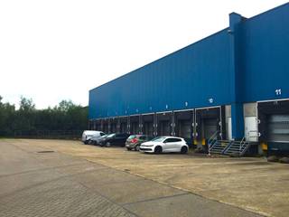 2.591 m² magazijn (Unit 1) te huur.<br /><br /><br />- 2.541m² magazijn + mezz.<br />- 20 los- laadkades / cross-dock<br />- 6 los-laadkades / magazijn <br />- 1 GV poort / magazijn <br />- omheinde site