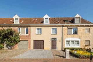 Deze instapklare gezinswoning uit 2007 bevindt zich in een rustige, kindvriendelijke en residentiële doodlopende straat. Dankzij de ruime bewoonbare oppervlakte en de doordachte indeling voelt de woning meteen aangenaam en praktisch aan. De lichtrijke leefruimte vormt het hart van de woning en sluit mooi aan op de keuken en de tuin. Met een EPC B-score, een ruime oprit en alle comfort aanwezig, vormt dit een ideale thuis voor wie op zoek is naar ruimte, comfort en een vlotte bereikbaarheid.<br /><br />Gelijkvloers<br />- Inkomhal met gastentoilet<br />- Ruime en lichtrijke leefruimte<br />- Volledig uitgeruste keuken met eetplaats<br />- Praktische berging/wasruimte<br />- Rechtstreekse toegang tot terras en tuin<br />- Ingebouwde garage<br /><br />Eerste verdieping<br />- Drie volwaardige slaapkamers<br />- Badkamer met alle comfort (bad/douche, lavabo en toilet)<br /><br />Zolderverdieping<br />- Vaste trap naar de zolder<br />- Ingerichte vierde, ruime slaapkamer<br /><br />Tuin<br />- Onderhoudsvriendelijke en zonnige tuin<br />- Ruim terras, ideaal om te ontspannen<br />- Praktisch tuinhuis<br />- Volledig omheind<br /><br />Algemeen<br />- Bouwjaar 2007<br />- EPC B – energiezuinig<br />- Centrale verwarming op gas met nieuwe gasketel<br />- Ruime oprit met voldoende parkeergelegenheid<br />- Rustige en kindvriendelijke ligging<br />- Vlotte verbinding en nabij winkels, scholen en openbaar vervoer<br /><br />Een comfortabele en instapklare gezinswoning waar ruimte, licht en ligging perfect samenkomen. Ideaal voor wie zorgeloos wil verhuizen naar een aangename woonomgeving.