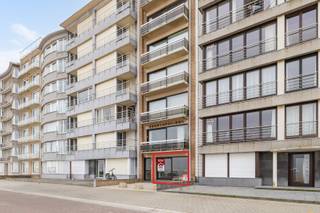 <p>Te koop: appartement op de Zeedijk in Sint-Idesbald, met prachtig zeezicht en een ruim zongericht terras.</p>
<p> </p>
<p>Dit appartement ligt op een toplocatie in Sint-Idesbald, recht tegenover het strand en de duinen.<br />De ligging op de Zeedijk biedt een uniek uitzicht op zee en een levendige omgeving met winkels, restaurants en wandelpaden binnen handbereik. Met twee ruime slaapkamers en een groot terras op het zuiden is dit de ideale plek voor wie wil genieten van de kust in alle comfort. Het pand combineert een praktische indeling met een uitzonderlijke ligging.</p>
<p> </p>
<p>Belangrijkste ruimtes:<br />• Living met veel lichtinval en directe toegang tot het terras<br />• Keuken met functionele indeling<br />• Twee ruime slaapkamers<br />• Badkamer met ligbad en wastafel<br />• Inkomhal met vestiaire<br />• Ruim zongericht terras</p>
<p> </p>
<p>Troeven:<br />• Zeedijk Sint-Idesbald – unieke ligging aan zee<br />• Twee ruime slaapkamers – ideaal voor gezin of gasten<br />• Ruim zongericht terras – genieten van zon</p>
<p> </p>
<p>Neem vandaag nog contact op met je ERA-makelaar voor een bezoek.<br />058 51 92 95 of op simon@eraservimo.be</p>
<p> </p>
<p>JOUW DROOMAPPARTEMENT. ZO GEVONDEN!</p>
