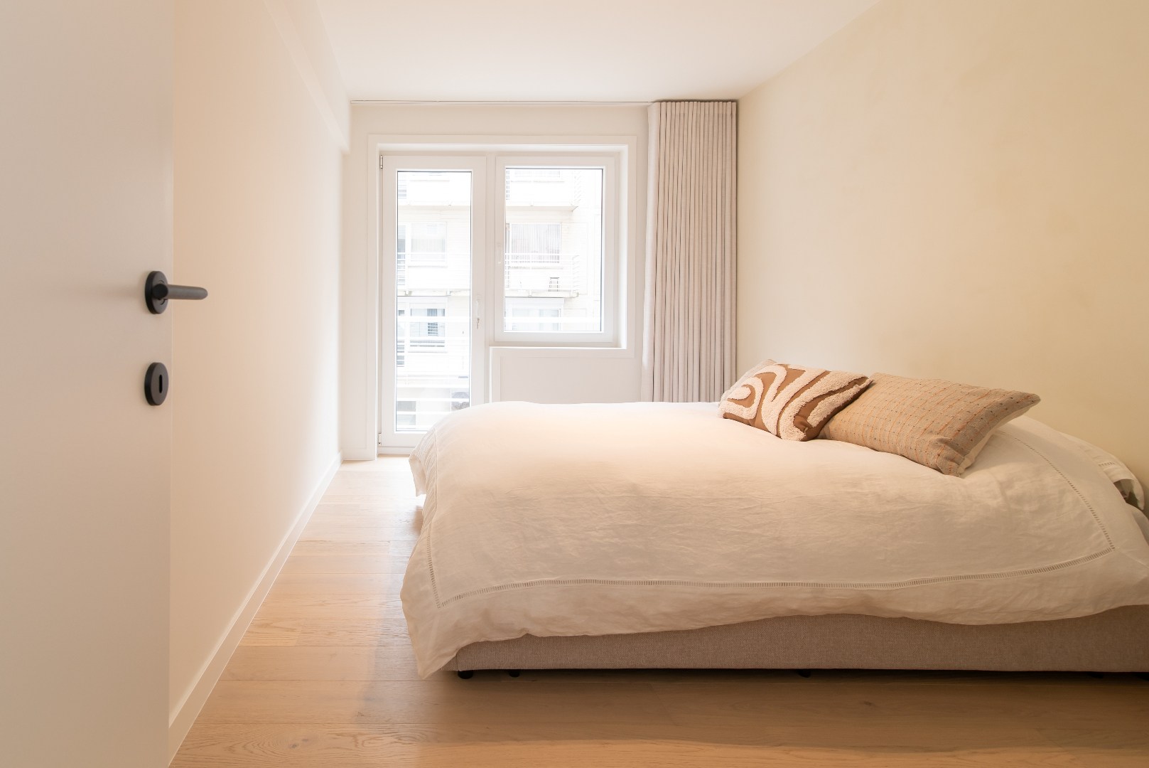 STARTPRIJS: 545.000 EURO ! Prachtig luxueus vernieuwd appartement met 2 slaapkamers! - foto 4