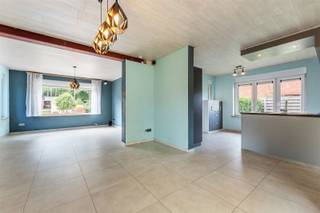 <p><span>Op zoek naar een instapklare & rustig gelegen woning? Dan is dit jouw kans!</span></p><p><span> </span></p><p><span>Deze charmante woning is rustig gelegen in een groene omgeving, maar geniet tegelijk van een vlotte verbinding naar belangrijke invalswegen. </span></p><p><span>Dankzij de dubbele beglazing (buitenschrijnwerk: PVC), de condenserende pelletketel en de spouwmuurisolatie geniet je hier van een aangenaam wooncomfort.</span></p><p><span>Het huis is bovendien asbestveilig en beschikt over een energielabel D - met een eenvoudige dakisolatie kan dit (cfr het afgeleverd EPC) zelfs naar label C!</span></p><p><span> </span></p><p><span>Indeling:</span></p><p><span>Gelijkvloers: Inkomhal, gezellige leefruimte, volledig ingerichte keuken, veranda, badkamer met ligbad, douche en lavabo, berging en afzonderlijk toilet.</span></p><p><span>Verdieping: Nachthal, toilet en drie slaapkamers.</span></p><p><span>Extra: Een kelder en zolder bieden opbergmogelijkheden.</span></p><p><span> </span></p><p><span>Dankzij het perceel van 8A 09CA geniet je van een aangename buitenruimte, ideaal om tot rust te komen in het groen.</span></p><p><span> </span></p><p><span>Troeven op een rij:</span></p><p><span>- Rustige, groene ligging met uitstekende bereikbaarheid</span></p><p><span>- Instapklaar, af te werken naar eigen smaak</span></p><p><span>- Asbestveilig</span></p><p><span>- Energiezuinige ingrepen reeds aanwezig (dubbele beglazing, spouwmuurisolatie, pelletketel)</span></p><p><span>- Elektrische installatie CONFORM AREI</span></p><p><span>- Aanwezigheid van kelder en zolder</span></p><p><span> </span></p><p><span>Kortom: Een woning die je meteen kan betrekken, met veel potentieel en een prachtige ligging!</span></p><p><span> </span></p><p><span>Breng snel een bezoek voor het te laat is! Neem contact op met Kenneth (kenneth.pollet@vastgoedhuys.be) op 0472/03 25 88 of met Melissa (melissa.cardaci@vastgoedhuys.be) op 0486/54 71 80.</span></p>