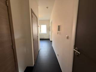 Mooi instapklaar 2- slaapkamer appartement te huur in Aalst. Dit appartement bestaat uit op het gelijkvloers een eerste ruimte die kan dienen als slaapkamer , bureel of polyvalente ruimte en een gemeenschappelijke ruime bergruimte. Op de 1e verdieping is er een hal, ingerichte keuken (met dampkap, oven, vaatwas, spoelbak, opbergkastjes), een ruime en lichtrijke leefruimte, berging (waterverzachter aanwezig), badkamer met douche en wastafel, een apart toilet en een ruime slaapkamer.<br />In het appartement is er overal dubbele beglazing en centrale verwarming met aardgas. Onmiddellijk beschikbaar! HUUR 775€/maand, geen gemeenschappelijke kosten