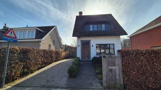 Op een centrale, groene, locatie in Schilde vind je deze volledig instapklare woning met een prachtig aangelegde tuin, hoogwaardige afwerking en een uitzonderlijk wooncomfort.<br /><br />De inkomhal verwelkomt je in de woning en biedt toegang tot het bezoekers­toilet, bureel, kelder en ruime, lichtrijke leefruimte. De living op parketvloer met ingebouwde houtkachel straalt warmte en gezelligheid uit. Deze staat in verbinding met een gezellig eetgedeelte. Grote raampartijen zorgen voor een overvloed aan licht en een mooi zicht op het achterliggende terras en mooi aangelegde tuin.<br /><br />De open keuken sluit aan op de woonkamer, de keuken is volledig uitgerust met Miele-toestellen (oven, en microgolf, vaatwasser), Bosch koelkast, 5-pits gasvuur, dubbele spoelbak en ontbijthoek. Hoogwaardige Hansgrohe design-keukenkraan.<br /><br />Aansluitend aan de keuken bevindt zich een volledig ingebouwde en ingerichte berging, met ruimte voor vrijstaande diepvries.<br /><br />De karaktervolle houten trap brengt je naar de eerste verdieping, waar een nachthal uitgeeft op:<br />Twee ruime kinderkamers met parketvloer, <br />Een nachttoilet,<br />Ingebouwde maatkasten,<br /><br />Een prachtige badkamer met ligbad, inloopdouche, wastafel, handdoekradiator.<br /><br />De master bedroom met nok tot het dak brengt je tot rust. De maatwerk inbouwkasten bieden zo een overvloed aan bergruimte.<br /><br />Via de nachthal bereik je een ruime opbergzolder.<br /><br />De woning wordt omringd door een volledig kleurrijk aangelegde tuin die een groene oase rond de woning vormt. De lounge grenst aan een ruime garage, met massief eiken poort.<br /><br />EPC C <br /><br />2008: totaalrenovatie<br />2016: Lounge en Garage<br />2019 : Maatkasten nachthhal en masterbedroom<br />2021: Berging, Volledigrenovatie badkamer, Nieuwe eiken voordeur, 14 Zonnepanelen en batterij<br />2022: Heraanleg tuin en Verven gevels<br />2025: Grondig onderhoud rieten dak<br /><br />Extra's<br />Alarm systeem<br />Laadpaal<br />Waterontharder<br />2 regenwaterputten<br />Ingebouwde vliegramen<br />Houtkachel<br /><br />Bezoeken zijn mogelijk vanaf maandag 02/03.<br /><br />