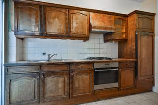 <p><span>Te renoveren gelijkvloers appartement en garagebox te Hoboken!</span></p><p><span>Dit te renoveren appartement is gelegen in de nabijheid van invalswegen, parken, scholen, winkels, ... </span></p><p><span> </span></p><p><span>Indeling:</span><span><br />Via de gemeenschappelijke inkomhal betreden we het gebouw en bereiken we het gelijkvloers appartement. <br />De voordeur biedt toegang tot de aangename, lichtrijk woonkamer. Via de woonkamer hebben we toegang tot de keuken, deze is uitgerust met alle toestellen. <br />Aan de achterzijde van het appartement geeft de hal toegang tot twee slaapkamers (12.5m² en 10m²). <br />Aansluitend vinden we een dressing/bureau kamer en een aparte berging. <br />De badkamer is voorzien van een bad en een dubbele lavabo.<br /><br />De garagebox kan optioneel aangekocht worden aan €15.000.</span><span><br /><br />Bijzonderheden:</span></p><ul><li><span>Te renoveren!</span></li><li><span>Gemeenschappelijke kosten: €210 (reservefonds, minuterie, syndicus, water)</span></li><li><span>EPC 235 kWh/(m²/jaar) LABEL C - conforme elektriciteit - niet asbestveilig</span><span> </span></li><li><span>P- score: A en G-score: A</span></li></ul><p><span> </span></p><p><span>Voor meer info of een bezoek ter plaatse, bel ons op 03-449 42 41 of mail ons via hallo@habicom.be.</span></p><p><span>De waarde van uw eigendom kennen? Maak een vrijblijvende afspraak met onze habicom-expert in uw buurt.</span></p><p><span> </span></p><p><span> </span></p>