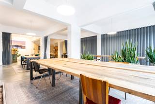 Ontdek dit unieke moduleerbare handelspand uit de jaren '60 op de trendy Slachthuissite.In 2015 is het pand volledig getransformeerd tot een moderne...