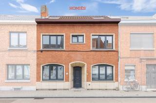 Met plezier stellen wij u dit uitstekend gelegen studentengebouw voor in het hartje van Leuven. Het biedt een stabiele investeringsopportuniteit, met een mooi rendement. Het pand wordt verkocht samen met de vennootschap, wat fiscale voordelen kan bieden voor investeerders. Het betreft een overdracht van aandelen, waardoor u geen registratiekosten betaalt. Het gebouw bestaat uit 6 ruime studentenkamers (+- 15m2), waarvan 2 met eigen sanitair. De overige 4 kamers delen twee doucheruimtes. Verder is er een moderne gemeenschappelijke keuken en een leuke tuin voor de studenten. Het gebouw is instapklaar en reeds volledig verhuurd voor het huidige academiejaar, wat zorgt voor gegarandeerde huurinkomsten. Dit type studentenkamer is zeer gegeerd, en wordt altijd snel verhuurd.  Het pand is gelegen nabij het station, het historisch centrum en winkels. Voor studenten dus een strategische locatie met veel mobiliteit door het treinstation en de vele bushaltes ernaast. Belangrijk: er is ook een recent conformiteitsattest beschikbaar! Kortom, een ideaal pand voor investeerders! De vraagprijs is voor de overname van 100% van de aandelen van Ardennes Invest, na deductie van het openstaande bedrag van de BNP Paribas lening. Interesse? Aarzel niet contact op te nemen via 016 22 82 22 of info@homies.be.