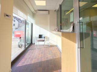 Bent u op zoek naar een ideaal gelegen handelszaak vlak aan het UZ Gent? <br />Dan is dit pand zeker iets voor u! <br /><br />Op een uitstekende locatie vlakbij het UZ Gent bieden wij een handelsruimte aan op het gelijkvloers. Deze commerciële ruimte is momenteel verhuurd aan een bank, maar leent zich perfect voor diverse andere bedrijfsactiviteiten.<br /><br />Hoe ziet de indeling eruit: <br />Via de inkomhal komt u terecht in een ruimte waar momenteel het onthaal is. Via een dubbele door kan u doorgaan naar een open ruimte waar nu klanten kunnen ontvangen worden. Verder zijn hier 2 bureauruimtes, een keuken en apart toilet en nog een extra vergaderruimte. <br /><br />Kenmerken:
<ul>
<li>Toplocatie </li>
<li>Duurzame warmtepomp </li>
<li>Flexibel in te richten </li>
<li>Momenteel verhuurd</li>
</ul>
Interesse om eens langs te komen? Contacteer Elisa 0468 45 65 26 of elisa@ocvastgoed.be<br /><br />EPC: B-label, Bruto Vloeroppervlakte handelspand: 138 m² (volgens het EPC-verslag)<br />Stedenbouwkundige inlichtingen: in aanvraag. <br />Overstromingsgevoelig gebied: in aanvraag.<br />P-score, G-score: in aanvraag. <br />Dit pand is niet onderhevig aan de renovatieverplichting