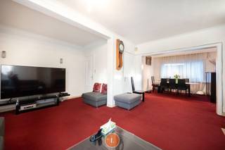 Te koop in Menen: goed onderhouden woning met 5 slaapkamers, tuin en 2 garages.Op een gunstige locatie in de stad, op wandelafstand van verschillende...