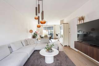 SCHRIJF JE IN VOOR HET EERSTE BEZOEKMOMENT VAN DINSDAG 3 NOVEMBER VIA ONZE WEBSITE!<br /><br />Ben jij op zoek naar een recente, energiezuinige woning met drie slaapkamers en alle moderne technieken in het centrum van Oudenaarde? Gevonden!<br /><br />De kwalitatieve materialen, de prachtig afgewerkte keuken, het energiezuinige karakter en de uitstekende ligging op amper 5 minuten wandelen van de Markt van Oudenaarde zijn maar enkele van de vele troeven die we hier terugvinden!<br /><br />INDELING:<br /><br />GLV: Je komt de woning binnen via de inkomhal met gastentoilet. Van hieruit heb je toegang tot de open leefruimte die naadloos overloopt in de mooie, volledig uitgeruste keuken. Dankzij het grote schuifraam met zicht op de onderhoudsvriendelijke tuin geniet de woning van heel wat natuurlijk licht. Naast de keuken bevindt zich bovendien een praktische berging.<br /><br />1eV: Op het eerste verdiep kom je boven in de nachthal. Van hieruit heb je toegang tot drie volwaardige slaapkamers en de mooi afgewerkte badkamer.<br /><br />TUIN: De onderhoudsvriendelijke tuin vormt de ideale plek om buiten te genieten zonder al te veel werk.<br /><br />Lijkt deze moderne en energiezuinige woning wel iets voor jou? Aarzel dan zeker niet en contacteer ons vandaag nog om een bezoek in te plannen!