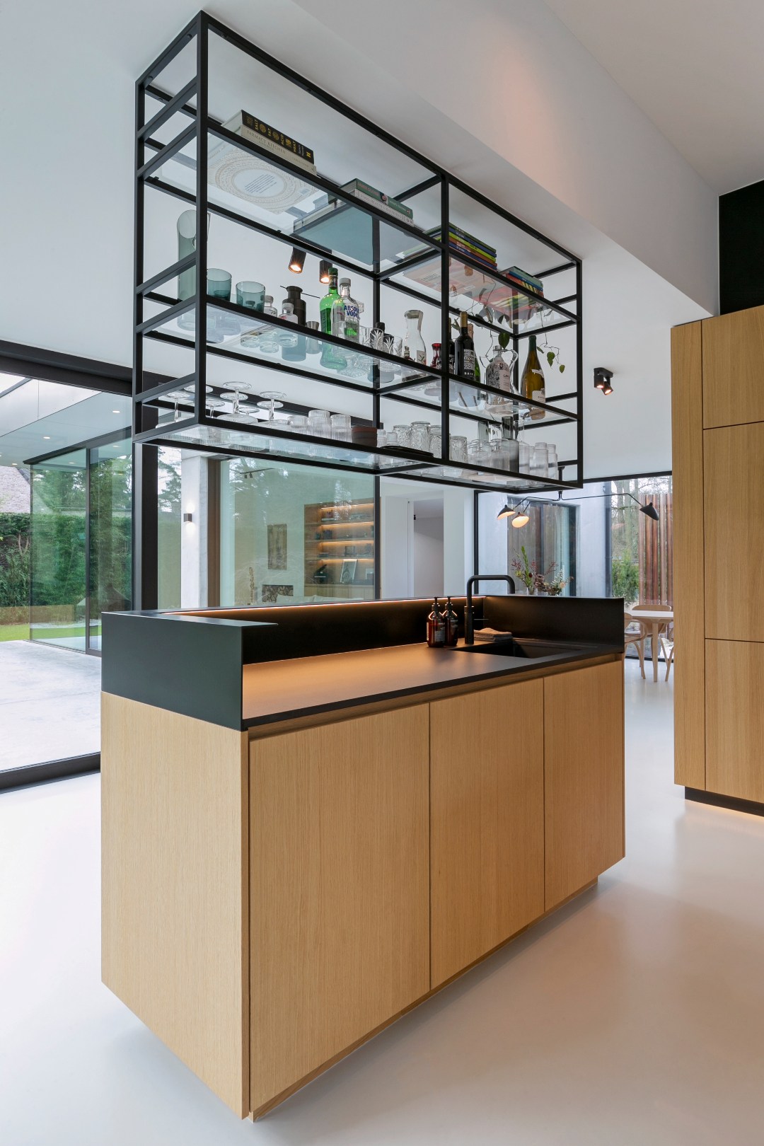 Contemporary design villa in serene, green discretion - photo 5