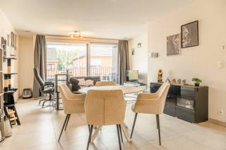 Welkom in de Steendorpsebaan 2A b103 te Bazel. Gelegen vlakbij invalswegen en het centrum van Bazel vinden we dit recente gebouw.We nemen de lift...