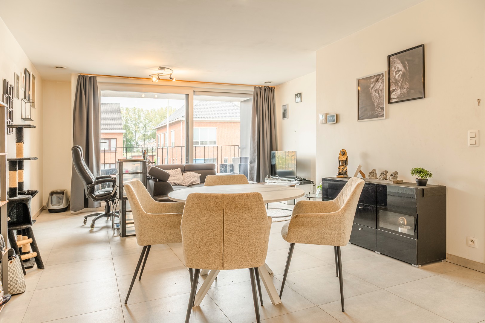 Modern 2 slaapkamer appartement met overdekte autostaanplaats - foto 2