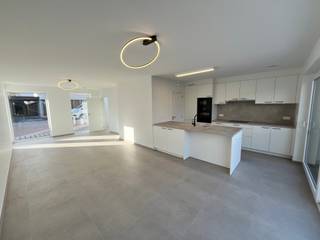In een rustige straat in Evergem staat deze moderne nieuwbouwwoning klaar om haar eerste bewoners te verwelkomen. Zodra je binnenkomt, word je begroet door een stijlvolle inkomhal met gastentoilet. De woning ademt licht en ruimte: de grote raampartijen in de woonkamer laten het daglicht binnenstromen en creëren een warme, open sfeer. De keuken vormt het hart van de leefruimte – een plek waar koken en samenzijn hand in hand gaan. Aansluitend vind je een praktische berging, ideaal voor voorraad en toestellen.<br />Op de bovenverdieping wachten drie volwaardige slaapkamers, een badkamer met zowel ligbad als douche, en een extra berging voor al je spullen. Alles is ontworpen met oog voor comfort en functionaliteit.<br />Buiten geniet je van een zonnige tuin, compleet met carport en tuinberging. Perfect voor wie houdt van buitenleven, fietsen of gewoon extra opbergruimte.<br />Deze woning is niet alleen mooi, maar ook slim gelegen: dicht bij winkels, scholen en openbaar vervoer, met een vlotte verbinding naar Gent. Een ideale plek voor wie modern wil wonen in een rustige omgeving.