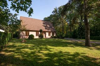 Deze woning op een prachtig perceel heeft heel wat troeven dankzij haar ruimte en ligging.Via de ruime oprijlaan bereikt u de achtergelegen garage en carport. Op het gelijkvloers bevinden zich drie slaapkamers met parketvloer en een badkamer met een vernieuwde inloopdouche.De ruime, lichte leefruimte biedt een uniek zicht op de prachtige, open en privatieve tuin, waar het houden van een paard mogelijk zou zijn. Aansluitend aan de leefruimte bevindt zich de keuken met een ruime berging/wasplaats.De bovenverdieping is bereikbaar via een vaste trap en strekt zich uit over de volledige breedte en diepte van de woning. Deze verdieping vormt momenteel een mooie polyvalente ruimte en biedt tal van mogelijkheden. Denk bijvoorbeeld aan een masterbedroom met dressing en badkamer, met daarnaast nog voldoende plaats voor een extra polyvalente ruimte, bijkomende slaapkamers of een kantoor.Achteraan bevindt zich een garage met daarboven een zolder. Ook deze ruimte biedt heel wat mogelijkheden.Kortom, een degelijke woning op een uniek perceel.De weergegeven bewoonbare oppervlakte is louter informatief en werd overgenomen uit het EPC-attest.