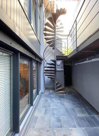 <p>In Elsene, in het gegeerde Flagey-kwartier en in het iconische voormalige garage Francorchamps (Eerste Ferrari-importeur), ontdekt u dit unieke loftappartement van ±330 m², in perfecte staat.</p>
<p>Volledig gelegen aan de achterzijde van het gebouw geniet dit uitzonderlijke pand van absolute rust en volledige privacy, terwijl het zich in een zeer centrale en gegeerde omgeving bevindt.</p>
<p>De indrukwekkende leefruimte van ±80 m² met karaktervolle visgraatparket biedt een uitzonderlijk gevoel van ruimte en licht, en sluit naadloos aan op een moderne keuken met toegang tot een aangenaam terras van ±20 m².</p>
<p>Het appartement beschikt over 4 ruime slaapkamers, waaronder een suite met badkamer, en meerdere polyvalente ruimtes zoals een bureau en op maat gemaakte dressings.</p>
<p>In de kelder bevindt zich een extra slaapkamer met badkamer en toegang tot een privatieve binnenkoer van ±30 m².</p>
<p>Een binnenstaanplaats vervolledigt dit zeldzame pand. (+ 50.000 €)</p>
<p>Twee individuele Vaillant-ketels 2024. EPC C+.<br />Een uitzonderlijke loft die ruimte, karakter en rust combineert in één van de meest gegeerde wijken van Brussel.</p>
<p>Appartement Lot 11 (C1): (Quotiteiten 1545/10.000)</p>
<p><span>Achterste gedeelte:</span></p>
<ul>
<li>Inkomhal met ingebouwde kasten</li>
<li>Wasruimte met berging</li>
<li>Slaapkamer 1 van ±25 m² met aangrenzende douchekamer met dubbele lavabo en aparte WC</li>
</ul>
<p><span>Voorste gedeelte:</span></p>
<ul>
<li>Daghal met ingebouwde kasten</li>
<li>Bureauruimte van ±15 m²</li>
<li>Slaapkamer 2 van ±14 m² met maatkasten</li>
<li>Slaapkamer 3 van ±14 m² met maatkasten en aangrenzende dressing van ±7 m²</li>
<li>Badkamer met douchebad en dubbele lavabo</li>
<li>Grote leefruimte van ±80 m² met karaktervolle visgraatparket</li>
<li>Keuken van ±15 m² met toegang tot het terras van ±20 m²</li>
</ul>
<p><span>Benedenverdieping</span>:</p>
<ul>
<li>Slaapkamer 4 van ±20 m² met aangrenzende dressing</li>
<li>Aangrenzende badkamer met bad, douche en dubbele lavabo</li>
<li>Toegang tot de binnenkoer van ±30 m²</li>
</ul>
<p><span>Binnenparking</span>: lot 25.P01</p>