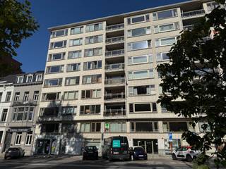 Dit appartement bevindt zich aan de Charles de Kerckhovelaan, op een uitstekende locatie in Gent. Op wandelafstand vindt u het Citadelpark, het Museum voor Schone Kunsten en het S.M.A.K. Ook het bruisende stadscentrum, Sint-Pietersplein en de gezellige horeca in de buurt liggen binnen handbereik. Dankzij de nabijheid van het station Gent-Sint-Pieters en verschillende tram- en bushaltes geniet u bovendien van een uitstekende bereikbaarheid.<br /><br />Via de lift of de trap bereikt u het appartement op de eerste verdieping. U betreedt het via de inkomhal met inbouwkasten, die toegang biedt tot de open en lichtrijke leefruimte. Aansluitend bevindt zich de aparte, volledig ingerichte keuken. De hal geeft verder toegang tot een afzonderlijk gastentoilet, een eerste slaapkamer en een badkamer met lavabo, baddouche, handdoekdroogrek en aansluiting voor een wasmachine. Daarnaast beschikt het appartement over een praktische berging en een tweede slaapkamer. De huurder kan ook nog gebruikmaken van een privatieve opbergruimte in de kelderverdieping.<br /><br />Het appartement is onmiddellijk beschikbaar voor een maandelijkse huurprijs van € 1.050, vermeerderd met € 50 gemeenschappelijke kosten en € 100 kosten voor gas en water. Elektriciteit en internet zijn afzonderlijk ten laste van de huurder. Er wordt gewerkt met een huurovereenkomst van drie jaar en domiciliëring is verplicht.<br /><br />Interesse om dit appartement te bezoeken? Stuur een e-mail naar gent@immofrancois.be en wij helpen u graag verder!<br /><br />