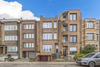 Deze opbrengsteigendom bestaat uit 3 appartementen (mogelijkheid door positief advies tot het bouwen van een 4de appartement en extra bouwlaag)...