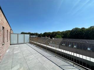 Rechtover het Rivierenhof vind je dit prachtige nieuwbouwdakappartement waar comfort, energiezuinig wonen en natuur hand in hand gaan. Op een zeer korte afstand vind je wandelpaden waar je elke dag kan genieten van een oase van rust terwijl alle voorzieningen toch vlot bereikbaar blijven.<br /><br />Het appartement is ontworpen met oog voor ruimte en licht. De grote raampartijen zorgen voor een open, luchtig gevoel en bieden een prachtig zicht op het omliggende groen. Het leefgedeelte sluit naadloos aan op een ruim terras waar je in alle privacy kan genieten van de stilte van de natuur.<br /><br />Binnen werd gekozen voor een hoogwaardige en duurzame afwerking (appartement wordt in augustus volledig afgewerkt). Denk aan een moderne open keuken, mooie slaapkamers en een stijlvolle badkamer. Dankzij de nieuwste technieken zoals een warmtepomp, vloerverwarming en een uitstekende isolatie woon je hier bijzonder energiezuinig en toekomstgericht.<br /><br />Dit is de ideale plek voor wie wil thuiskomen een appartement vol comfort, hedendaagse luxe en en een zeer goede bereikbaarheid.<br />Tot slot is er nog optioneel een ondergrondse garagebox (120 euro/maand) of autostaanplaats te huur in de kelderzone direct vanaf het appartement te bereiken met de lift.<br /><br />Heeft u interesse om dit appartement te huren? <br />Stel uzelf snel kandidaat via onze website www.vbvastgoed.be met de groene knop "Ik ben kandidaat".