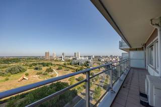 <p><span>Une mer de lumière, une vue imprenable et beaucoup d'espace : voilà ce que vous offre cet appartement situé dans un emplacement de choix à Anvers. Petit plus : vous disposez de la climatisation’s, de stores automatiques et d'une grande terrasse avec vue sur la verdure.</span></p><p><span> </span></p><p><span>Situé dans un grand immeuble bien entretenu, cet appartement se trouve au quinzième étage et est accessible via une porte sécurisée. Dès que vous entrez, vous êtes immédiatement accueilli dans un espace de vie impressionnant par son ampleur et sa luminosité. Les baies vitrées sur toute la largeur de la pièce, qui s’ouvrent sans transition sur la terrasse, laissent entrer la lumière du jour à flots et créent une sensation d’espace exceptionnelle. Le parquet continu confère une ambiance élégante et harmonieuse à l’ensemble de l’appartement. Le point fort incontestable est sans aucun doute la vue magnifique, qui attire immédiatement le regard et confère à cet espace de vie un cachet unique.</span></p><p><span> </span></p><p><span>Cuisine ouverte et terrasse avec vue</span></p><p><span>La cuisine ouverte allie un style raffiné à une fonctionnalité optimale et est entièrement équipée. Grâce à son îlot de cuisine spacieux et à ses nombreux placards de rangement, vous disposez d’un espace de travail et de rangement plus que suffisant. La cuisine est par ailleurs équipée d’un réfrigérateur, d’un congélateur de grande capacité, d’un four, d’une cuisinière à gaz à 6 feux, d’un double évier et d’un lave-vaisselle. Depuis le salon et la cuisine ouverte, vous accédez directement à la terrasse, qui s'étend sur toute la largeur de l'appartement. Vous pourrez y profiter en toute tranquillité d'une vue exceptionnelle sur la ville. La ligne d’horizon emblématique, avec notamment la grande roue, le Palais des Papillons, le Konijnenwei et même l’Escaut, constitue sans aucun doute l’atout majeur de ce logement unique.</span></p><p><span> </span></p><p><span>Salle de bains et 2 chambres</span></p><p><span>Le couloir de nuit mène aux deux chambres à part entière et à l’élégante salle de bains. La première chambre se trouve sur la droite et est idéale comme chambre d’enfant, chambre d’amis ou bureau. À l’arrière se trouve la spacieuse chambre parentale, qui offre en outre un accès direct à la terrasse. Les deux chambres sont agréablement spacieuses et lumineuses et sont revêtues du même parquet de qualité que le salon. Elles sont également équipées de stores automatiques, ce qui garantit un confort et une intimité supplémentaires.</span></p><p><span>La salle de bains élégante est revêtue de carrelage XL gris moderne et respire la sérénité et l’élégance. Elle dispose d’une baignoire avec douche à effet pluie, d’un meuble-lavabo double avec deux lavab's et des meubles de rangement pratiques, d’un radiateur sèche-serviettes et de toilettes.</span></p><p><span> </span></p><p><span> </span></p><p><span>En face du « Vlinderpaleis », à proximité des Leien et de la Troonplaats</span></p><p><span>Vous êtes ici en plein cœur du quartier Zuid, avec le « Vlinderpaleis » juste en face. Les Leien sont à proximité, tout comme la bretelle d’accès à l’autoroute et le Singel. Sur la Troonplaats et dans les rues environnantes, vous trouverez de nombreux restaurants et commerces de proximité, et le campus Sud de l’école supérieure KdG se trouve juste au coin de la rue. Côté transports en commun, vous n’avez que l’embarras du choix : station Velo, bus ou tram ?</span></p><p><span> </span></p>