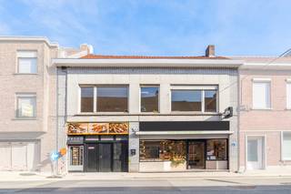 Deze bakkerij met woonst is gelegen op een perfecte locatie in het centrum te Izegem! Op wandelafstand van de markt, openbaar vervoer,...<br /><br />Woonst bestaat uit: woonkamer, keuken, 3 ruime slaapkamers (24, 17 en 16m2), 2 toiletten en een ruime badkamer. Met de vaste trap kun u de zolder bereiken. Ook kunt u genieten van een ruime zonnige tuin!<br /><br />Bakkerij: Bestaat uit een warme en koude ruimte. Naast deze twee ruimtes kunt u ook gebruik maken van de bergruimte voor het stockeren van al uw grondstoffen. <br />Winkel: Is een mooi ingerichte ruimte met gekoelde toonbank, rekken voor het presenteren van alle broodsoorten, verschillende legplanken (Glas), zonnescherm, ... . Verder is er ook een broodautomaat aanwezig om uw klanten van brood te voorzien tijdens de sluitingsuren.<br /><br />Perfect eigendom voor bakkerij of verschillende beroepsdoeleinden!<br /><br />PLUSPUNTEN:<br />- Uitstekende commerciële ligging!<br />- Goeddraaiende bakkerij!<br />- Broodautomaat!<br />- Woning met 3 slaapkamers!<br /><br />EPC: 822 kWh/m2 (UC: 0001946848)<br /><br />Informatieplicht: Dit pand kan onderhevig zijn aan de renovatieverplichting die door de Vlaamse overheid wordt opgelegd voor niet-residentiële gebouwen. Consulteer voor meer informatie de website van het Vlaams Energie- en Klimaatagentschap via <span>https://www.energiesparen.be/nr/renovatieverplichting</span><br />