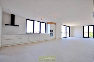 Op zoek naar een ruime en energiezuinige penthouse in Avelgem, voorzien van alle comfort en dicht bij alle voorzieningen? Dan is deze unieke woning perfect voor jou! Gelegen op de derde verdieping, biedt deze penthouse met een woonoppervlakte van 115 m² een prachtig uitzicht over Avelgem en een enorm terras van maar liefst 61 m², waar je in alle rust kunt genieten van de buitenlucht.<br /><br />Indeling:
<ul>
	<li>Via de lift kom je in de ruime, lichte leefruimte met grote raampartijen die zorgen voor een overvloed aan natuurlijk licht en een schitterend uitzicht over de omgeving.</li>
	<li>De open, volledig uitgeruste keuken is voorzien van hoogwaardige toestellen.</li>
	<li>Het grote terras (61 m²) is toegankelijk via een schuifdeur vanuit de woonkamer.</li>
	<li>Twee comfortabele slaapkamers.</li>
	<li>De badkamer is uitgerust met zowel een ligbad, inloopdouche als een dubbele lavabo.</li>
	<li>Een ruime berging en apart toilet maken het geheel compleet.</li>
</ul>
<br />Eigenschappen:
<ul>
	<li>Energiezuinige penthouse, voorzien van een warmtepomp voor vloerverwarming en warm water.</li>
	<li>Gemeenschappelijke fietsenberging.</li>
	<li>Optioneel: open parkeerplaats aan te kopen.</li>
</ul>
Prijs: exclusief BTW, registratie en bijkomende kosten.<br /><br />Mis deze kans niet om te wonen in dit moderne, ruime penthouse op een toplocatie in Avelgem!<br /><br />Meer info of een bezoek? Contacteer Kyamo De Smet: 0479 06 13 71