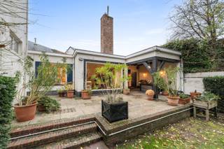 Ontdek deze uitzonderlijk veelzijdige eigendom in hartje Lokeren — dé perfecte combinatie van comfortabel wonen, werken en ondernemen. Deze...