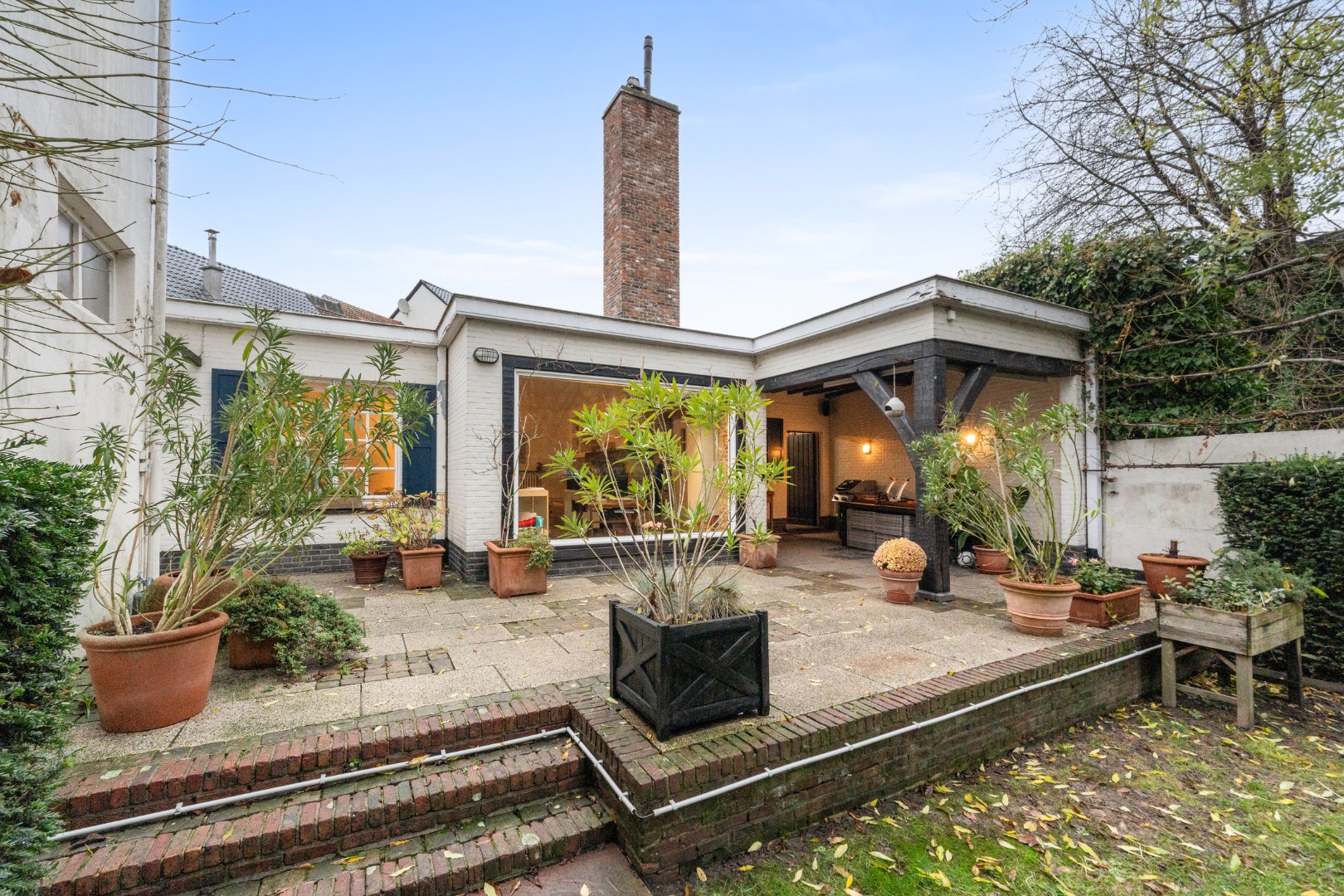 Unieke woning met handelsruimte, kantoor, 6 slpks &amp; 200 m² atelier/magazijn – ideaal voor vrije beroepers - foto 1