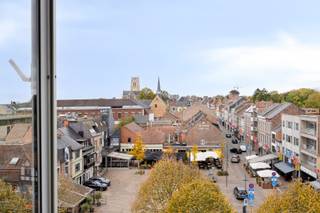 Dit appartement is gelegen op de vijfde verdieping op de hoek met de Jaminéstraat en biedt een prachtig open zicht over het stadscentrum van...