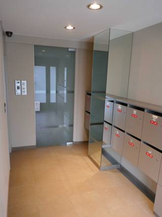 ruim, mooi ingedeeld, zuidgeoriënteerd, levendig en doordacht ingericht appartement hartje stad, tussen Grote Markt, station en HOWEST, met aangenaam uitzicht op een rustige straat die tezelfdertijd volop vernieuwt; voorzien van alle faciliteiten (o.a. afzonderlijke keuken met toestellen Siemens, condensatieketel Viessmann, veel bergruimte, 4 aansluitplaatsen internet in netwerk etc.), met homogene tegelvloer en verzorgd afgewerkt met duurzame kwaliteitsmaterialen (o.a. kurk, marmer, volkern); feitelijk EPC B; grondig gerenoveerd gebouw met fietsenstalling en huurgarages; gratis exclusief bewonersparkeren aan één straatkant en zeer voordelig in parkeergarage op 200 meter;<br /><br />zeer gegeerd als huurpand door onderwijspubliek en expats; onder meer ingeschreven op de verhuurlijst voor buitenlandse KULAK-onderzoekers en -docenten;<br /><br />prijs volgens de waardebepalingen van een onafhankelijk schattersbureau en van een erkend schatter-expert voor de Vlaamse Belastingdienst; toegift : de Japanse paneelgordijnen en de overgordijnen;<br /><br />geen vastgoedmakelaars(loon); bezoek en verdere inlichtingen na afspraak<br />
