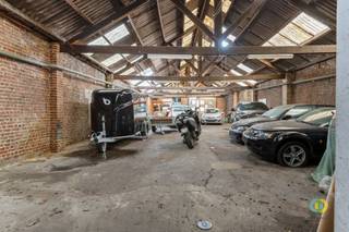 On a easily accessible and strategically located we offer for sale this versatile property. The property constitutes an excellent opportunity...