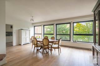 INDELING:Het appartement bevindt zich op de tweede verdieping van de residentie en is voorzien van een inkomhal, toilet, woonkamer met zit- en...