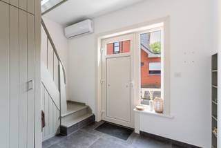 Lichtrijke gezinswoning met 4 slpk en zuidgerichte tuin
Halfopen woning (ca. 170 m²) op een perceel van 345 m² in een rustige, kindvriendelijke buurt. Scholen, winkels, ziekenhuis, openbaar vervoer, De Mikerf en bosgebied De Inslag liggen vlakbij.
Gelijkvloers: inkomhal met kast, lichtrijke leefruimte met parket, uitgeruste keuken met tuinzicht, gastentoilet en ruime garage met berging en wasplaats. Eerste verdieping: 3 slaapkamers en badkamer met bad, douche, wc en dubbele lavabo. Zolder: 4e slaapkamer met airco en extra opbergruimte.
Zuidgerichte tuin met Japanse kersenboom, ruim tuinhuis en fietstoegang via een wandelweg achteraan. Oprit voor 2 à 3 wagens.
Troeven: 2 warmtepompen met airco, rolluiken en vliegenramen overal, EPC C, asbestvrij.