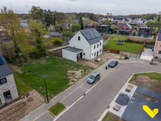 Bouwgrond voor open bebouwing in rustige verkaveling.<br /><br />Dit perceel is gelegen in een rustige verkaveling nabij het centrum van Geel-Winkelomheide. <br />Het heeft mogelijkheden voor een open bebouwing met een maximum bouwbreedte van 11,25 meter en 10 meter bouwdiepte (totale perceelbreedte van 17,25 meter). <br />Het perceel is bouwrijp en makkelijk toegankelijk. <br /><br />De E313 bevindt zich op slechts 5 minuten en het centrum van Geel is vlot bereikbaar. <br /><br />Er is geen bouwverplichting van toepassing. <br /><br />Heeft u bouwplannen en wilt u in een rustige, moderne en kindvriendelijke buurt wonen?<br />Contacteer ons dan via info@immovl.be of op het nummer 014 58 02 08!