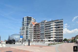 Ruime en centraal gelegen gesloten garagebox onder het Albertplein in het commerciële hart van het Zoute aan de ZeedijkMogelijk om te huren via...