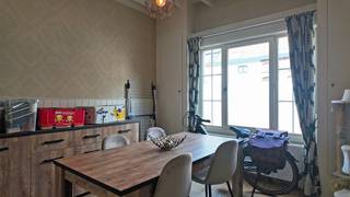 Deze charmante en instapklare woning is gelegen in de Raverschootstraat te Eeklo en biedt een aangename woonomgeving met alle comfort.<br /><br />Dankzij de centrale ligging bevinden winkels en voorzieningen zich op wandelafstand, wat zorgt voor een vlotte en praktische levensstijl.<br /><br /><strong>Ligging</strong><br /><br />De woning geniet van een centrale ligging in Eeklo, vlakbij winkels, openbaar vervoer en andere dagelijkse voorzieningen. Ideaal voor wie comfortabel en bereikbaar wil wonen.<br /><br /><strong>Indeling van de woning</strong><br /><br />Bij het betreden van de woning komt u in de inkomhal met gastentoilet. Verder vindt u een gezellige eetkamer en een lichtrijke woonkamer die naadloos aansluiten op de ingerichte keuken met ontbijthoek. Op het gelijkvloers bevindt zich eveneens een badkamer met douche, een technische ruimte, een praktische berging en een extra kamer die perfect kan dienen als slaapkamer of bureau. Het zonnige, zuidgerichte koertje vormt een aangename buitenruimte om tot rust te komen.<br /><br />Op de verdieping zijn er twee slaapkamers, waarvan één uitgerust is met ingemaakte kasten en een wastafel. Daarnaast is er nog een afzonderlijk toilet aanwezig.<br /><br /><strong>Extra troeven</strong><br /><br />✅ Instapklare woning<br />✅ Zonnig, zuidgericht koertje<br />✅ Centrale ligging nabij winkels<br />✅ EPC-label C<br />✅ Extra kamer op het gelijkvloers (slaapkamer/bureau)<br /><br /><strong>Bezoek steeds na afspraak!</strong>