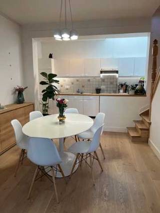 CHARMANTE, RECENT GERENOVEERDE RIJWONING TE KOOP<br /><br />Gelegen in het recent vernieuwde dorpshart van het groene en rustige Leefdaal. Op wandelafstand van school, sporthal, jeugdbeweging, winkels en openbaar vervoer. Vlakbij Tervuren en Leuven en op 5 min. van de E40. <br /><br />De volledig omheinde tuin is naar het zuiden gericht en is aan de straatkant afgesloten met een metalen draaipoort. Het verharde deel biedt de mogelijkheid tot parkeren van meerdere wagens.<br /><br />Het dak werd vernieuwd en geïsoleerd in 2013 en in 2024 zijn 8 zonnepanelen (3,2 kw) geplaatst die gekoppeld zijn aan een thuisbatterij van 10 kwh en een laadpaal voor elektrische wagen. <br /><br />Leefruimte van 45 m² met open keuken. Vloer : parket en tegelvloer in keuken. Ingebouwde spots, rookmelder.<br />De stijlvolle trap geeft toegang tot de nachthal op de 1ste verdieping waar zich een grote slaapkamer bevindt (20 m², laminaat, bakstenen muur) en een badkamer met bad & douche, meubel met 2 wastafels, inbouwspots en thermostatische Grohe kranen. Aanpalend ruimte met toilet en voorziening voor wasmachine en droogkast. De badkamer wordt afgesloten met een glazen schuifdeur die daglicht toelaat. <br /> <br />De lichtrijke nachthal biedt via een nieuwe, open trap toegang naar de 2de verdieping waar zich 2 kamers bevinden (elk van ong. 15 m², voorzien van inbouwkasten en Velux dakramen en laminaat vloer).<br /><br />Op de gelijkvloers bevindt zich een berging/garage van 27 m² met apart toilet en aansluiting voor wasmachine. <br /><br />Bruikbare, droge kelder (nieuwe, onlangs onderhouden gascondensatieketel van 2020, boiler voor warm water, waterverzachter, batterij en rookmelder).<br /><br />Al bij al een zeer aangename en gezellige woning in een heel aangename buurt.<br /><br />Gelieve een afspraak te nemen via maggy.cologne@hotmail.com of 0497/490 546 wanneer je deze woning wenst te bezichtigen.<br /><br /><br /><br /><br /><br /><br /><br /><br /><br />