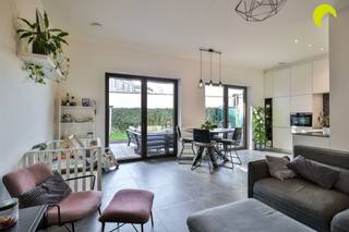 <p><span>Dit recent gebouwde gelijkvloers appartement met ruime zonnige tuin, kelderberging en ondergrondse parkeerplaats vinden we pal in het centrum van Wilrijk. Vanuit deze locatie zijn dagelijkse winkels, scholen en openbaar vervoer te voet te bereiken. </span></p><p><span>Het gebouw werd recent opgericht in 2019 en voldoet dus aan alle moderne normen. De maandelijkse kosten bedragen slechts 107,85 euro per maand en omvatten de blokpolis, ereloon syndicus en het onderhoud van de lift en gemene delen.</span></p><p><span>Via een automatische sectionaalpoort kan je binnenrijden naar de ondergrondse parkeerplaats die met de lift ook vanuit de gemeenschappelijke inkomhal bereikbaar is. Daarnaast heb je nog een handige private kelderberging én is er een gemeenschappelijke fietsenstalling in het gebouw.</span></p><p><span> </span></p><p><span>Indeling:</span></p><p><span>We komen binnen in de inkomhal van het appartement. Hier vinden we een vestiairekast en een apart toilet met lavabo.</span></p><p><span>Bij het betreden van de leefruimte valt meteen de royale lichtinval dankzij de plafondhoogte van maar liefst 3 meter op!</span></p><p><span>Van hieruit heb je toegang tot de zuidwest-gerichte tuin met aangelegd en overdekt terras. Je geniet hier van een zalig namiddag- en avondzonnetje met een minimum aan inkijk.</span></p><p><span>De open keuken van Augustijns is voorzien van een composieten werkblad, een vaatwasser, koel-vrieskast, combi-oven en Bora inductie kookplaat met geïntegreerde dampkap.</span></p><p><span>Centraal in het appartement is er de badkamer met ruime inloopdouche en lavabomeubel met spiegelkast.</span></p><p><span>In de nachthal is er nog een handige bergkast met aansluiting voor de wasmachine, de CV-condensatieketel en ventilatie.</span></p><p><span>Vooraan zijn er 2 slaapkamers. De onderhoudsvriendelijke keramische tegelvloer loopt door over het hele appartement.</span></p><p><span> </span></p><p><span>Kortom, dit instapklare gelijkvloers appartement heeft alle troeven in handen!</span></p><p><span> </span></p><p><span>Samengevat:</span></p><p><span>- Recent gebouw met lage maandelijkse kosten</span></p><p><span>- Rustige ligging maar vlakbij alle nodige faciliteiten</span></p><p><span>- Uiterst gunstig EPC, overal vloerverwarming en conforme elektriciteit</span></p><p><span>- Zalige zonnige tuin, ondergrondse parkeerplaats, private berging</span></p><p><span> </span></p><p><span>EPC: 58 kWh/m² - label A  °  Elektriciteit conform</span></p><p><span>P-score A - G-score A</span></p><p><span> </span></p><p><span>Voor een bezoek ter plaatse kan u ons contacteren op het nummer 03 449 42 41 of mail ons via <span>hallo@habicom.be</span></span></p><p><span>Benieuwd naar de waarde van jouw woning?  Check het gratis op <span>www.watismijnhuiswaard.be</span></span></p><p><span> </span></p>