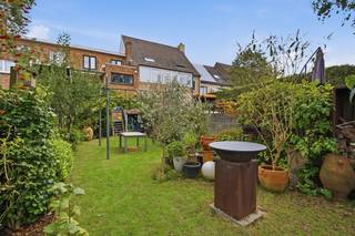 <p>Wie veel ruimte zoekt en wonen graag combineert met een zelfstandige activiteit, atelier, hobby of opslag, ontdekt in deze woning bijzonder veel mogelijkheden. De eigendom ligt op een perceel van 236 m² en beschikt over een bruikbare vloeroppervlakte van 313 m².</p><p>Op het gelijkvloers bevinden zich een inkomhal, een ruime garage, een polyvalente ruimte/winkelruimte/praktijk, een tweede keuken, een wasplaats en een royale berging. Deze verdieping leent zich uitstekend tot een praktische werk-wooncombinatie of extra opslagruimte.</p><p>De eerste verdieping vormt het woonhart van de woning. Hier vindt u een lichtrijke zit- en eethoek, een afzonderlijke keuken, een zonneterras en een badkamer. Op de tweede verdieping bevinden zich drie volwaardige slaapkamers, waaronder een bijzonder ruime hoofdslaapkamer. De grote kelder onder de woning biedt nog bijkomende berg- en gebruiksmogelijkheden.</p><p>Ook energetisch staat deze woning sterk: EPC-label A met een score van 99 kWh/m² per jaar. De elektrische wooninstallatie is conform en het pand is asbestveilig. Bovendien liggen zowel het perceel als het gebouw in overstromingsklasse A.</p><p>De centrale ligging nabij het centrum van Brugge, winkels, diensten en openbaar vervoer maakt het geheel compleet. Ziet u hier ruimte voor uw gezin, beroep of plannen? Ontdek dan zelf welke invulling deze verrassend ruime eigendom u kan bieden.</p>