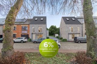Lanceringsactie: gratis tweede autostaanplaats t.w.v. € 10.000 excl. aankoopkosten bij de eerste drie verkochte woningen !<br /><br />De werken zijn gestart. Betaling bij oplevering (voorzien +/- april 2027).<br /><br />Woonproject “Oolendorp” omvat 7 volledig afgewerkte en zeer energiezuinige BEN-nieuwbouwwoningen. Het project is centraal gelegen in Olen-Centrum, tegenover het dorpsplein en op wandelafstand van winkels, openbaar vervoer, scholen en andere voorzieningen. Bovendien is er een uitstekende verbinding richting het centrum van Herentals en de E313 (op slechts 500 m).<br /><br />Woning A:<br /><br />Op het gelijkvloers kom je via de inkomhal, met gastentoilet en ruimte voor een vestiaire, in de open leefruimte. Deze bestaat uit een gezellige zithoek, een eetruimte en een open keuken met aansluitende berging.<br /><br />De eerste verdieping omvat een nachthal die toegang geeft tot 3 slaapkamers, waaronder één met ruimte voor een dressing, een badkamer, een apart toilet en een berging.<br /><br />De zolderverdieping is bereikbaar via een vaste trap en kan ingericht worden met 1 of 2 extra kamers. Twee dakvensters worden standaard voorzien, de verdere afwerking is optioneel tegen meerprijs.<br /><br />Buiten wordt de tuin volledig aangelegd en omheind, en voorzien van een terras en een overdekte fietsenberging.<br /><br />Elke woning is ontworpen met aandacht voor comfort en energiezuinigheid. Ze worden uitgerust met onder meer vloerverwarming, warmtepomp, zonnepanelen, ventilatiesysteem D en een regenwaterput van 5.000 liter. Hierdoor geniet je van een bijzonder lage energiekost. Het E-peil bedraagt maximaal E10, wat recht geeft op 5 jaar vrijstelling van onroerende voorheffing én een BEN-korting op je woonkrediet.<br /><br />De kwalitatieve woningen beschikken standaard over 3 slaapkamers. De twee voorste woningen hebben een vaste trap naar de zolder, waar 1 of 2 extra kamers kunnen worden ingericht. De bewoonbare oppervlaktes variëren tussen 133 tot 166 m². Zowel het binnengebied als de privatieve tuinen worden volledig aangelegd.<br /><br />De verkoop geschiedt onder BTW (6% mogelijk mits voorwaarden) op het constructieaandeel en registratierechten (12%) op het grondaandeel. Verplicht bij aan te kopen: 1 autostaanplaats.<br /><br />Creëer je eigen unieke thuis: snelle beslissers kunnen a.h.v. afwerkingsbudgetten hun woning naar eigen smaak inrichten.<br /><br />Contacteer ons via 014 756 756 of via info@verlindenvastgoed.be voor meer informatie (plannen, lastenboek, prijslijst, ...) of een afspraak ter plaatse, in ons kantoor te Olen of bij u thuis.