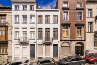 Ruime te renoveren woning (+/- 320m²) met tuin op een strategische locatie in Schaarbeek. Gelijkvloers verdieping met ruime inkomhal en 3...