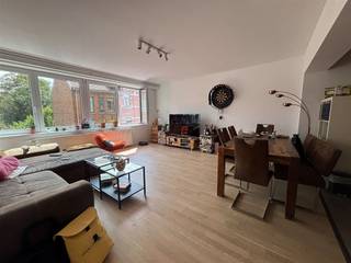 <p>Vous souhaitez vivre dans un logement spacieux, à proximité du centre-ville, des transports en commun et de nombreuses commodités ? Alors nous avons exactement ce qu'il vous faut. <br />Nous vous proposons un appartement de deux chambres situé au deuxième étage de l'immeuble, avec terrasse. L'appartement n'est pas meublé, mais le locataire souhaite laisser quelques meubles ; cela peut donc être discuté. Disponible à partir du 1er octobre 2026.</p><p><strong>Loyer : 1 250,00 EUR + 100,00 EUR de charges (eau privative comprise) + chauffage et électricité à souscrire séparément. </strong><strong><br />Vous souhaitez visiter les lieux ? C'est possible ! Contact : verhuur@connect-immo.be </strong></p>