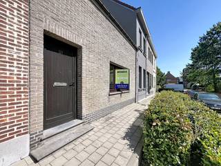 Huurprijs: €1.300/maand<br />Beschikbaar vanaf: 01/09/2026<br /><br />Op zoek naar een gezellige, instapklare woning op een rustige en mooie locatie? Deze woning met 3 slaapkamers, een ruime leefruimte, een nieuwe open keuken, terras en tuin is gelegen in een rustige straat, vlak bij de dijk en het water. Een ideale ligging voor wie graag geniet van rust, natuur en mooie wandelingen.<br /><br />Een extra troef zijn de 2 privatieve parkeerplaatsen, die inbegrepen zijn in de huurprijs.<br /><br />Indeling<br /><br />Bij het betreden van de woning komt u terecht in de inkomhal. Recht tegenover de inkomhal bevindt zich een afzonderlijk toilet.<br /><br />Via de inkomhal komt u vervolgens in de ruime en lichtrijke leefruimte met eetplaats. De woning beschikt over een nieuwe, volledig ingerichte open keuken, die mooi aansluit bij de leefruimte. Vanuit de keuken is er rechtstreeks toegang tot het ruime terras en de tuin, ideaal om buiten te genieten.<br /><br />Achter de keuken bevindt zich de traphal. Op het gelijkvloers is er daarnaast nog een extra praktische ruimte, ideaal als technische/bergruimte en geschikt voor het plaatsen van onder andere een wasmachine en droogkast.<br /><br />Op de eerste verdieping komen we in de nachthal. Deze verdieping beschikt over:<br /><br />3 slaapkamers<br />Een extra polyvalente ruimte, ideaal als dressing, hobbykamer, bureau of bergruimte<br />Een badkamer voorzien van toilet, douche en lavabo en een praktische opbergkast.<br /><br />Huurprijs: €1.300 per maand, inclusief 2 privatieve parkeerplaatsen.<br /><br />Interesse in deze woning? Neem gerust contact op voor meer informatie of een bezoek.<br />marte@mondovastgoed.be<br />Tel: +32 498 40 40 50